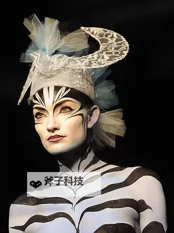 探索极限:最大胆女人体艺术的大胆突破图1