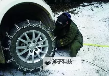 在车子颠簸中进了她身体的瞬间:那一刻的心跳与触碰图1