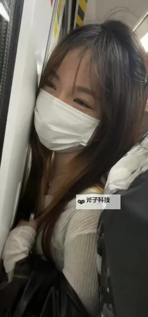 真实经历:我在坐地铁车被挤到高c的尴尬瞬间图1