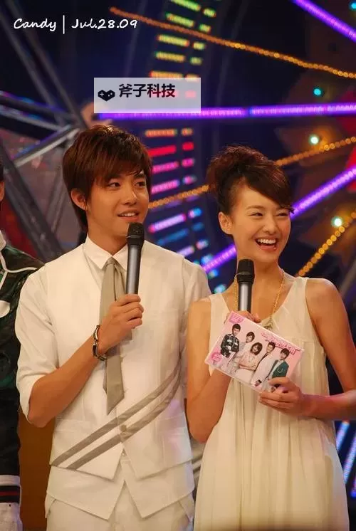 郑爽俞灏明温馨一幕:真挚拥抱展现深厚友谊图1