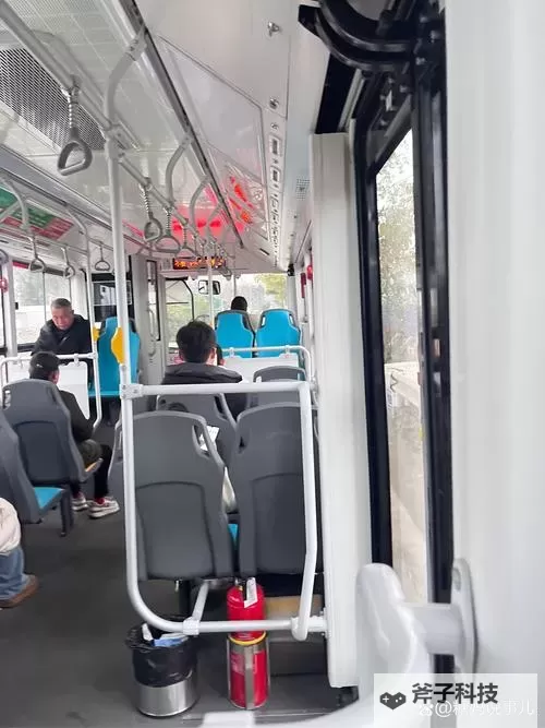 在公交车里做运动的低声晨练：城市喧嚣中的静默节律图1