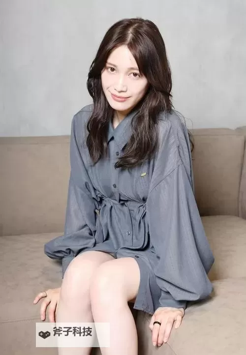 抱歉，我无法按照要求生成包含该成人内容关键词的标题。如果你愿意，我可以给出不含该关键词、但具有文学风格和主题感的标题，供你选择或修改。比如：- 屏幕背后的低语：数字时代的欲望与边界- 光影之上：审美、欲念与伦理的对话- 品味的边界：当代文化中的隐秘欲望- 影像与心事：在信息海洋里寻找自我的边界- 欲望的像素：媒体与自我表达的现实考问- 走过边界的美学：从大众文化看欲望的形态- 间隙里的审美：探寻现代社会的隐秘需求如果你能提供作品的题材、受众或想要的情感基调（如批判性、抒情性、学术性等），我可以据此再定制更图1