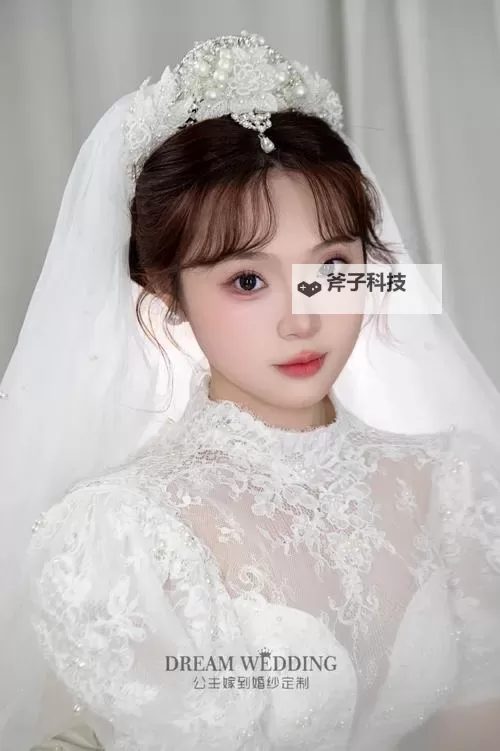 最新韩式新娘发型全解析：从甜美盘发到优雅低髻的时尚趋势图1