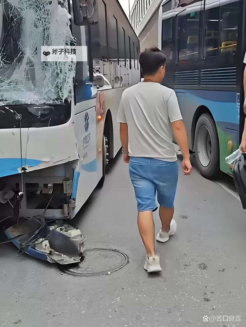 在公交车上被撞得一前一后：错位记忆与城市回声图1