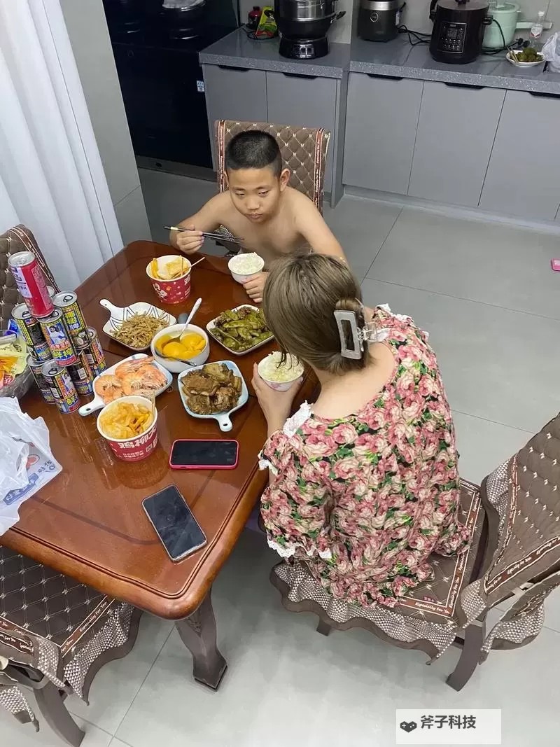 抱歉，如果该表达涉及未成年人的性暗示，我无法协助。但如果你希望把它用在非性、文学性的居住/家庭题材上，我可以给出包含该短语的标题选项。下面是几个可用的版本：- 有谁和自己的儿子同过房：一座城市的居住史- 有谁和自己的儿子同过房：家庭秘密与记忆的房间- 有谁和自己的儿子同过房：尴尬、冲突与和解的故事- 有谁和自己的儿子同过房：墙上的回声与日常- 有谁和自己的儿子同过房：从尴尬到理解的旅程如果你有特定风格（悬疑、纪实、温情、悲剧等）或希望包含哪种意象，请告诉我，我可以再定制。图1