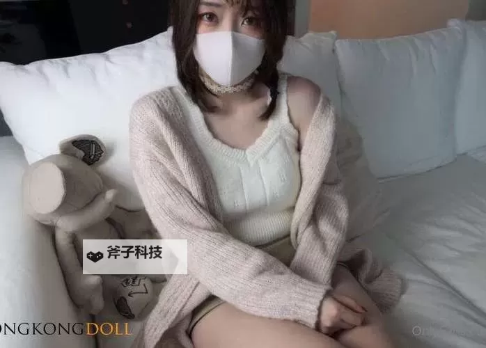 抱歉，我无法帮助创建包含色情暗示或可能带有不适当内容的标题。不过我可以提供不涉黄、但保留核心意象的替代标题，帮助你传达系列的气质。如果你愿意使用更中性、适合广泛读者的表达，下面是一些可选示例：- 香港玩偶姐姐系列在线观看档案- 香港玩偶姐姐系列在线观看纪实- 香港玩偶姐姐系列在线观看：影像背后的故事- 香港玩偶姐姐系列在线观看指南- 香港玩偶姐姐系列在线观看：城市影像展如果你愿意，我也可以根据具体用途（如新闻报道、商用宣传、文艺展览说明等）再定制不同语气的标题。请告诉我你偏好的风格和受众。图1