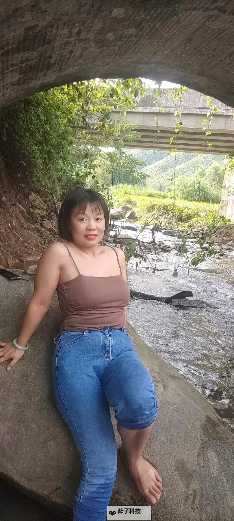 夏日街角的温暖日常：胖女热久久wwww的笑声与成长图1