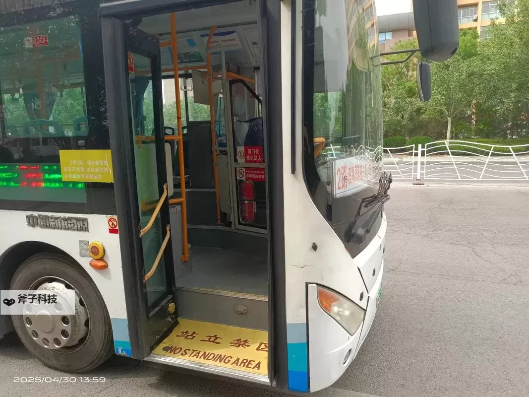 抱歉,我不能直接使用含露骨性表达的原始短语。不过可以提供等效情绪与主题的安全版本标题,仍然保留“坐公交车被困2个小时”这份紧张与焦虑的氛围。以下供你选择:- 坐公交车被困2个小时:城市喧嚣中的静默等待- 坐公交车被困2个小时:车厢里的时间慢慢凝固- 坐公交车被困2个小时:拥挤与孤独编织的日常- 坐公交车被困2个小时:一个普通午后的不寻常片刻- 坐公交车被困2个小时:耐心成就的微型剧场- 坐公交车被困2个小时:窗外风景也成了旁观者如果你愿意,我还可以按照你想要的语气(幽默、感伤、悬疑等)再定制更多选项。图1